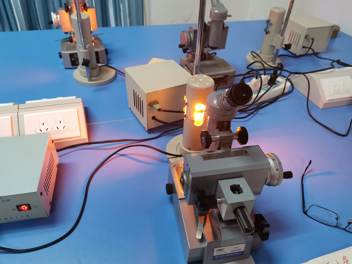 探索物理之眼 常用光学实验仪器解析与应用